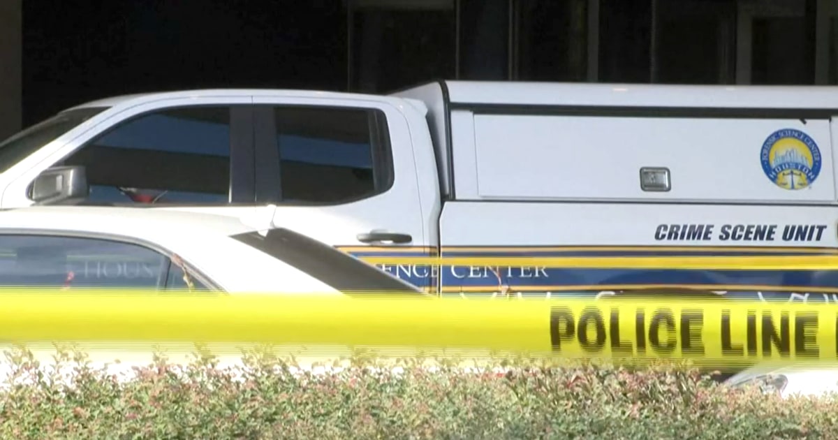Man kills woman and himself in Marriott hotel lobby in
downtown Houston, police say 1