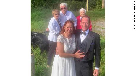 Covid-19 restrictions kept her family from attending her
wedding, so she got married on the Canadian border 1