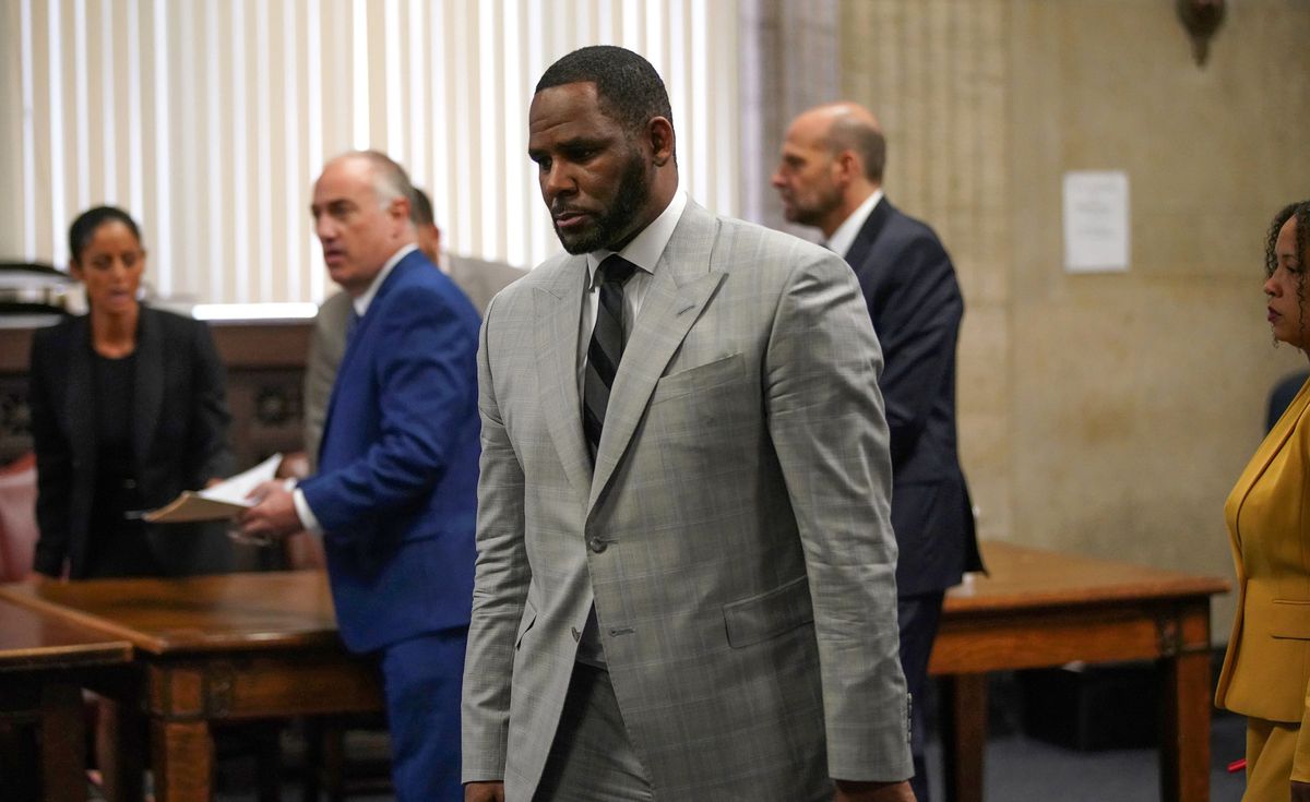 Ex-Prisons officer suspected of leaking R. Kelly’s jail
communications to blogger, federal records show 1