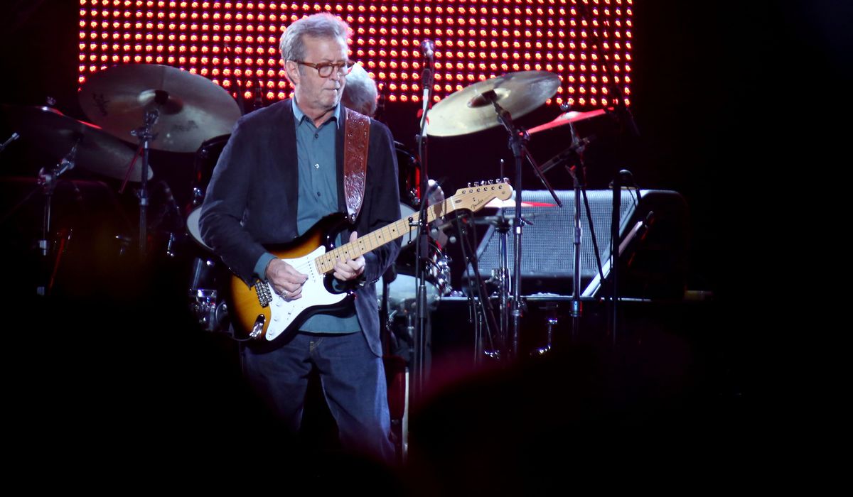 Eric Clapton plays arena with COVID-19 vaccine requirement,
despite anti-mandate stance 1