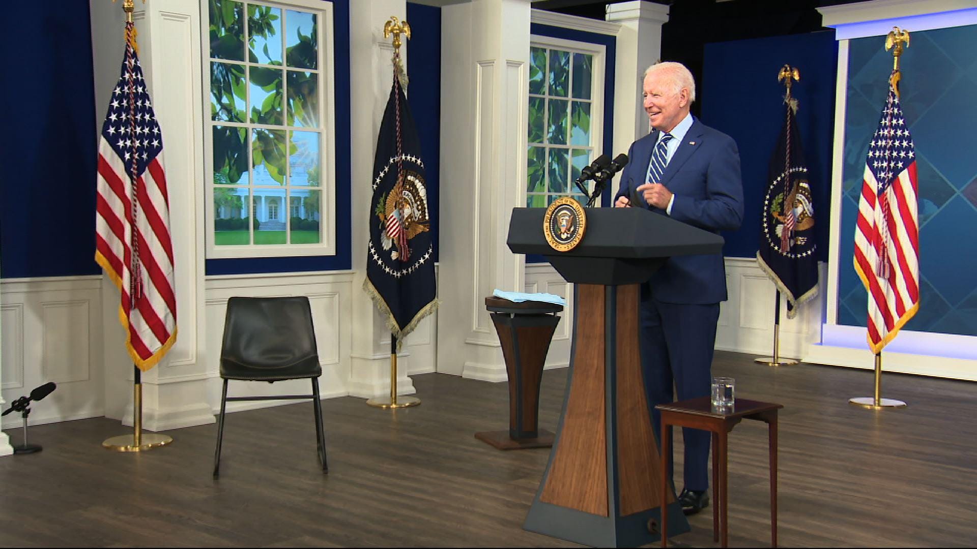 Biden gets COVID-19 booster shot on camera 1 Biden gets COVID-19 booster shot on camera 1