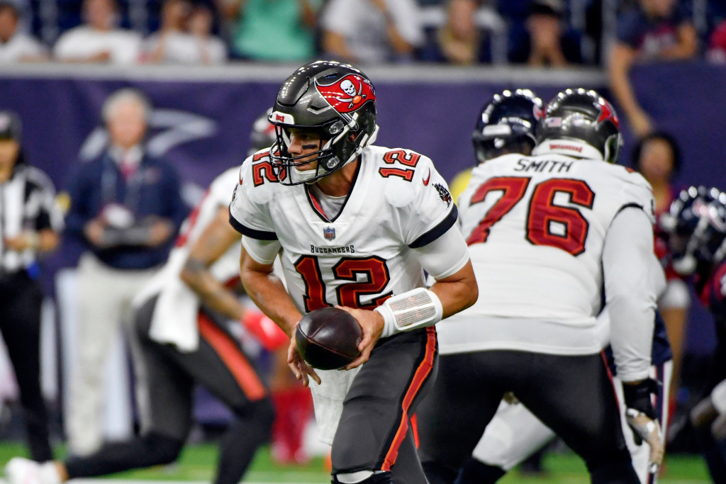 NFL opens to full stadiums as COVID-19 surges 1