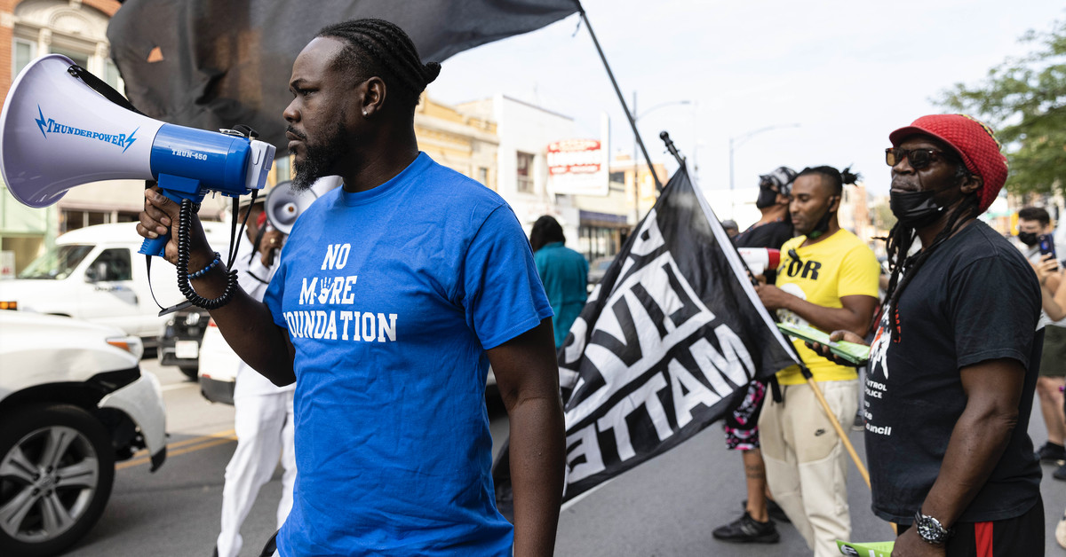 Activists call for police accountability in viral video of
officer apparently restraining woman 1