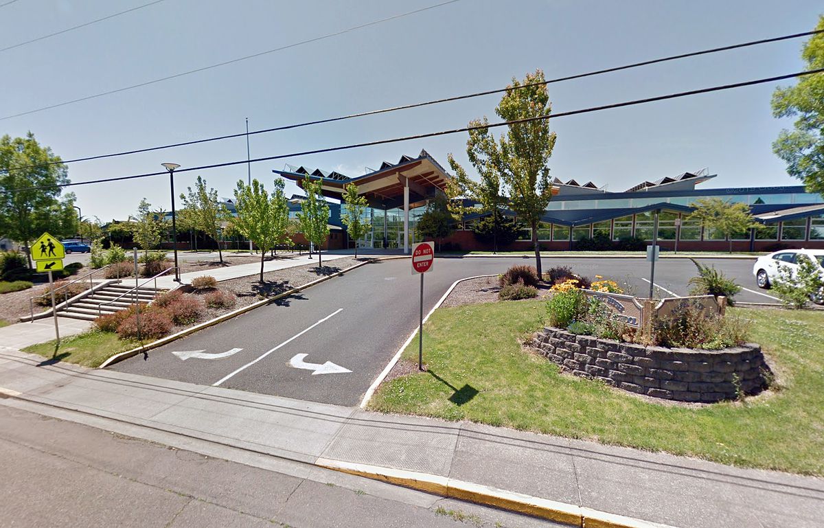 Oregon teacher suspended after showing up to school in
blackface to protest COVID vaccine mandate 1 Oregon teacher suspended after showing up to school in
blackface to protest COVID vaccine mandate 1