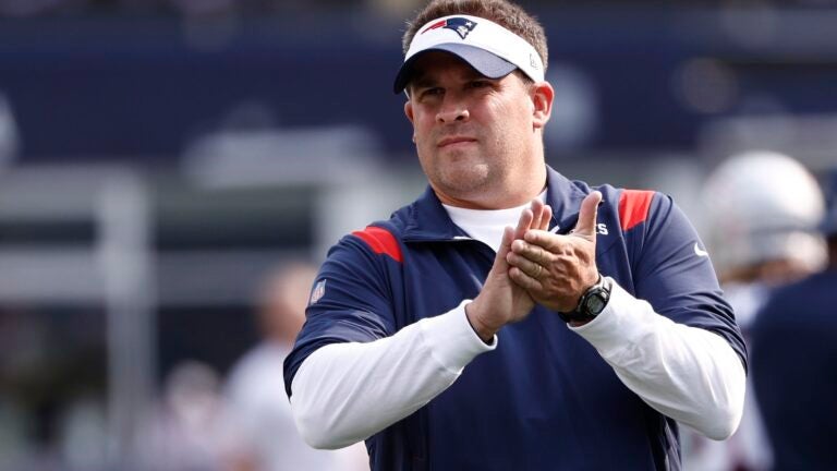 Patriots’ offensive game plan seemed stuck in a familiar
rut 1