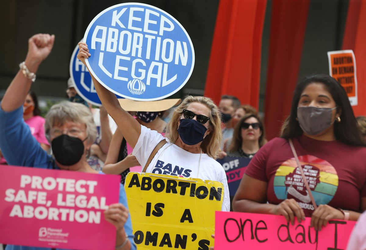 Dozens gather downtown Friday to protest new Texas abortion
law as Illinois’ Planned Parenthood clinics see Texas
patients 1 Dozens gather downtown Friday to protest new Texas abortion
law as Illinois’ Planned Parenthood clinics see Texas
patients 1