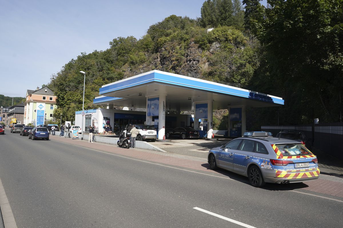 ‘Cold blooded murder’ of gas station clerk by anti-masker
blamed on social media ‘incitement’ 1 ‘Cold blooded murder’ of gas station clerk by anti-masker
blamed on social media ‘incitement’ 1