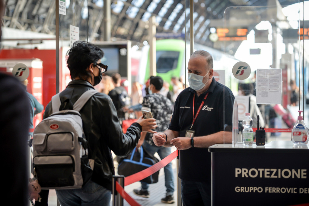Italy braces for train track protests against COVID
passes 1