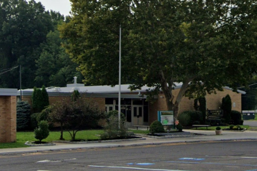 NJ teacher charged with using fake doctor’s note to avoid
mask mandate 1