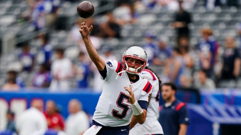 Patriots re-sign QB Brian Hoyer to back up Mac Jones 1