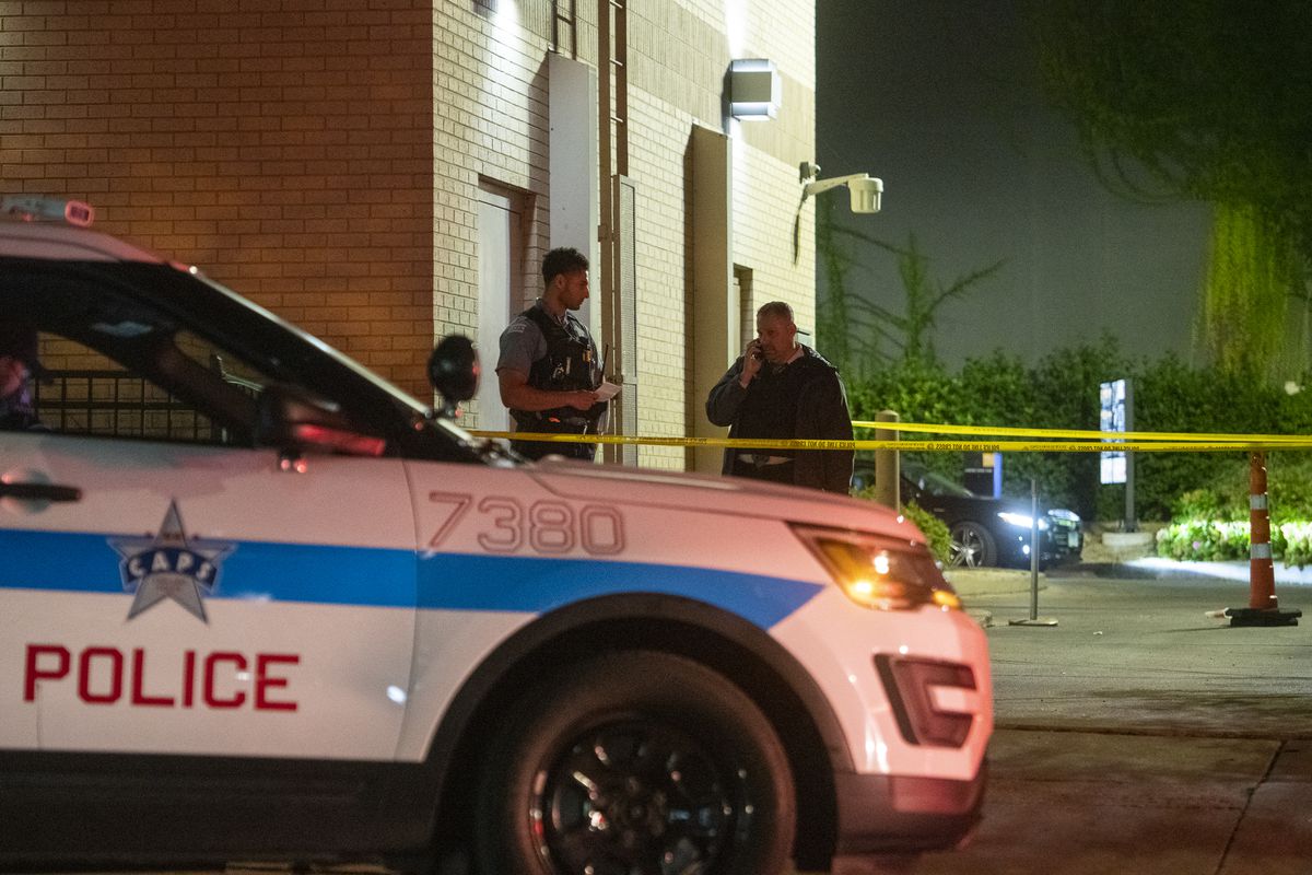 ‘A dark vibe’: Simeon students cope with the fatal shootings
of two classmates hours apart 1