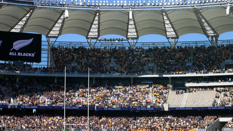 'Paradise': Australian states free of COVID resist
opening 1