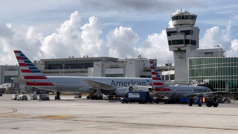 Man opens emergency door, jumps onto wing of plane in
Miami 1
