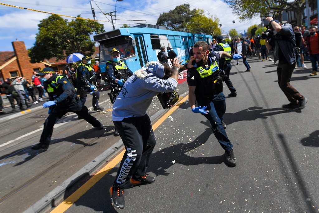 Australian police clash with anti-lockdown protesters,
arrest nearly 270 1