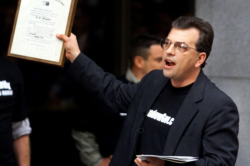 Bob Enyart, proud ‘fanatic’ who fought mandates in court,
dies of COVID-19 1 Bob Enyart, proud ‘fanatic’ who fought mandates in court,
dies of COVID-19 1