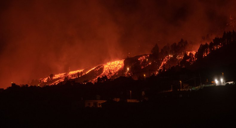 La Palma Volcano Opens New Fissure as Nearly 7,000 Evacuate
to Avoid Lava Flows 1