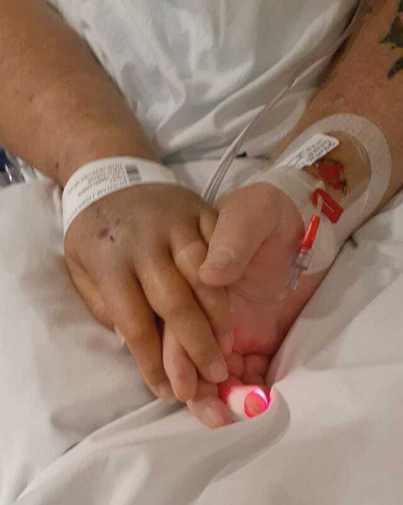 Vaccinated Michigan couple die of COVID-19 holding hands,
minute apart 1