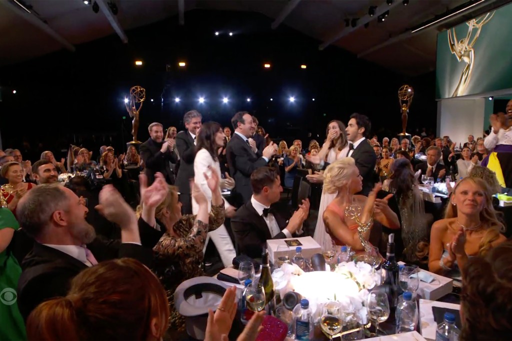 Twitter lashes out over celebrities at 2021 Emmys going
maskless 1