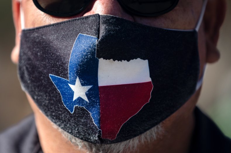 Vaccinated Couple Thrown Out of Texas Bar for Wearing Masks,
Violating Policy 1