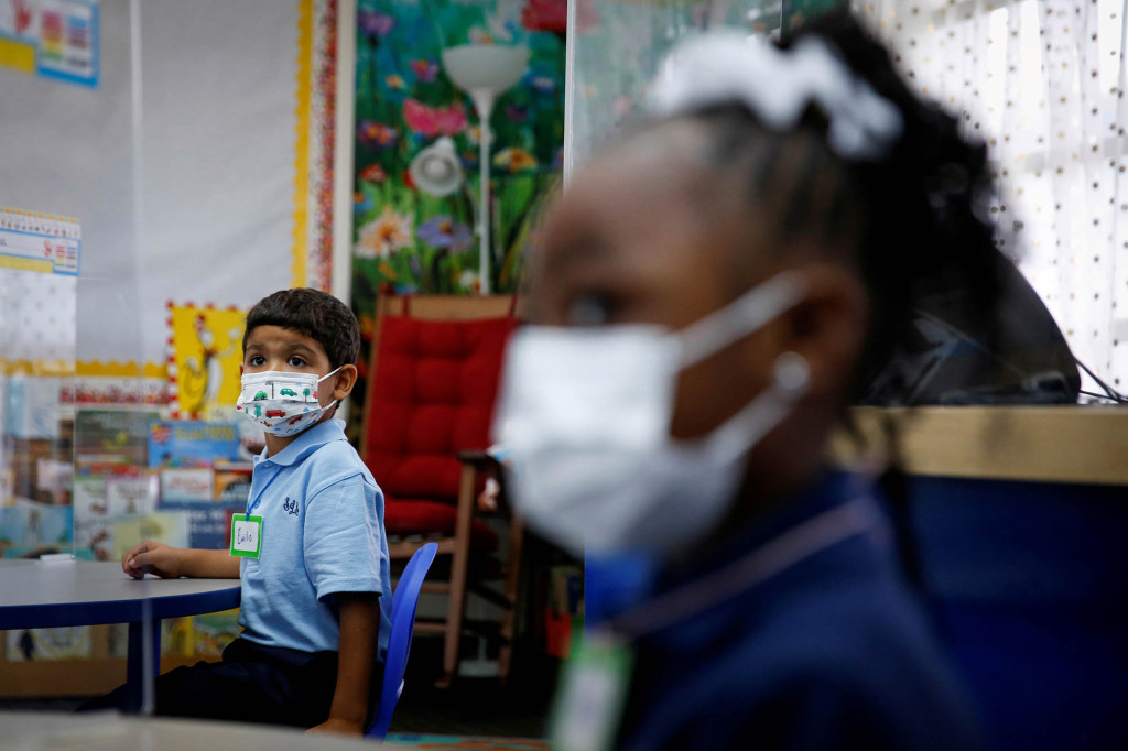 Florida judge keeps school mask mandates in place while Gov.
DeSantis appeals 1