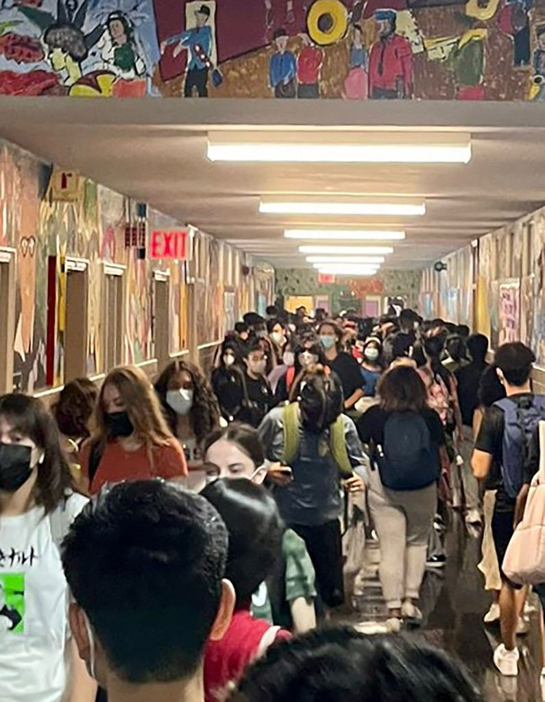 Students crowd NYC high schools amid pandemic 1
