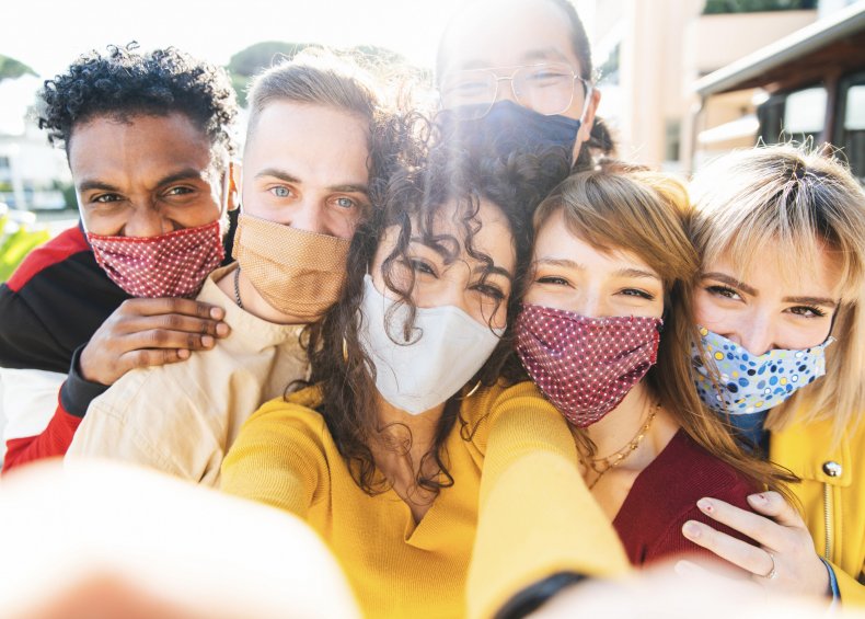 Video Shows Teens Mocking Anti-Maskers Protesting Their
School: 'I Love Communism' 1