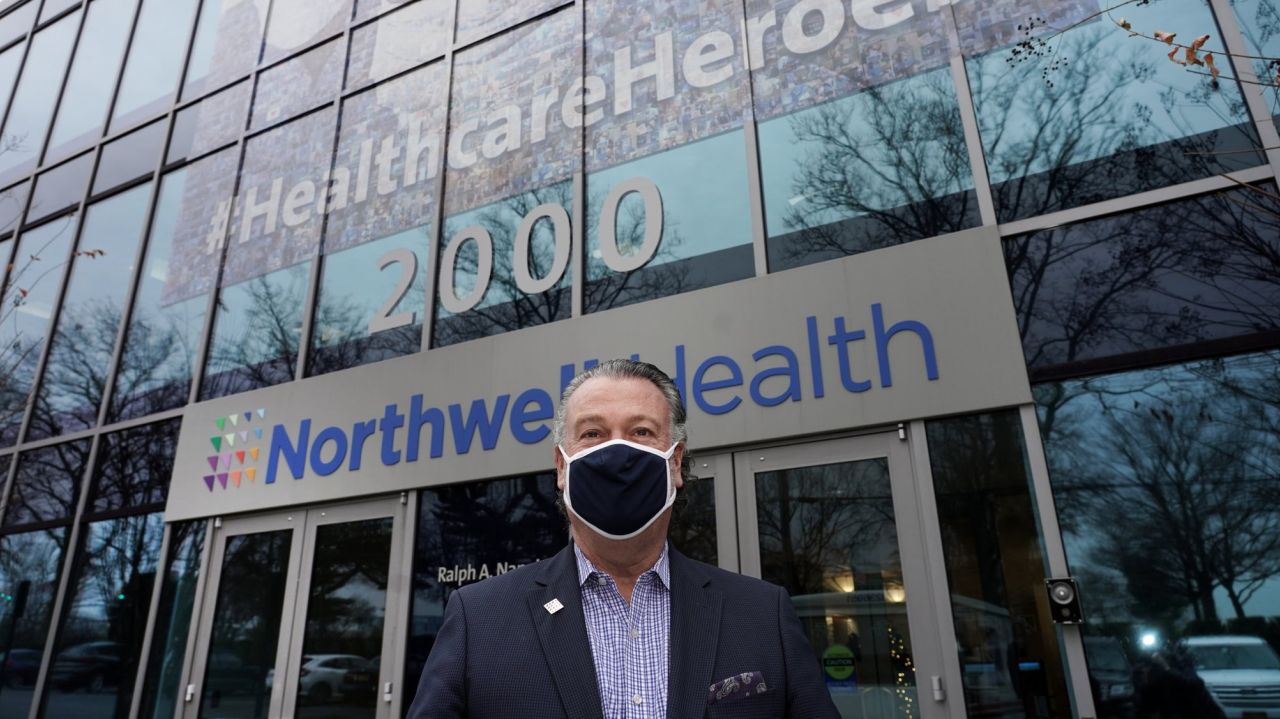 Pandemic not over, experts say, as new COVID-19 cases on
Long Island top 900 1