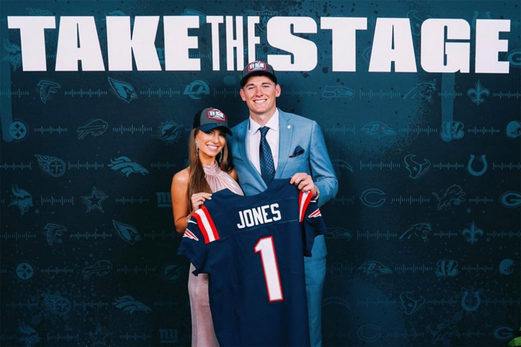 Mac Jones’ girlfriend helped rookie learn Patriots
playbook 1 Mac Jones’ girlfriend helped rookie learn Patriots
playbook 1