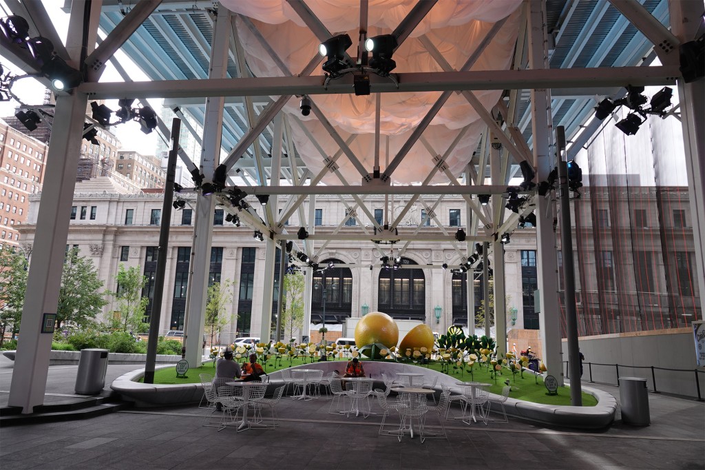 Manhattan West is finally fully open for business — Here’s
what’s inside 1