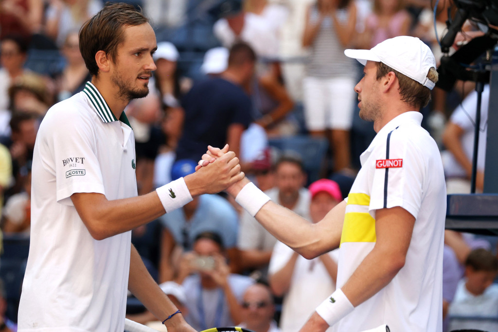 Daniil Medvedev finally ends run of US Open upstart Botic
Van de Zandschulp 1