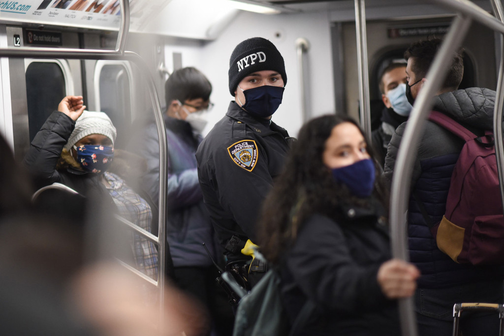 NYPD will pay non-vaxxed cops to get COVID tests — and are
pulling officers to help 1