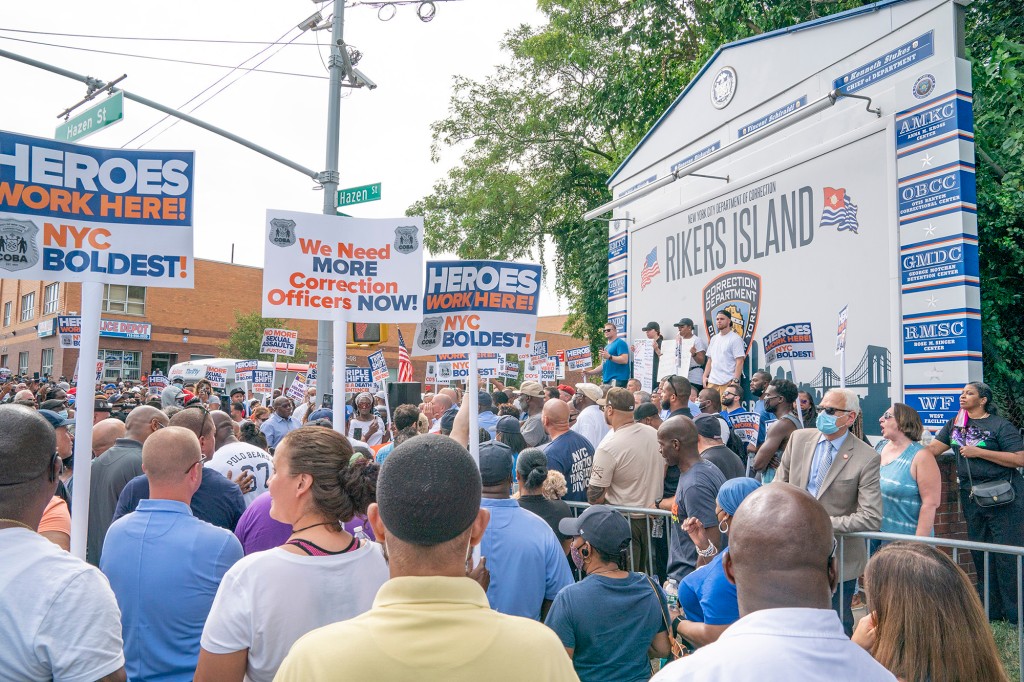 Rikers officer’s jaw broken by inmate held on murder
charges: union 1