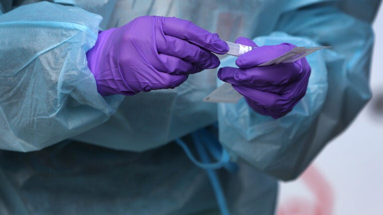 Report: ‘Hundreds’ of Mass. schools still waiting for
state’s COVID test supplies 1