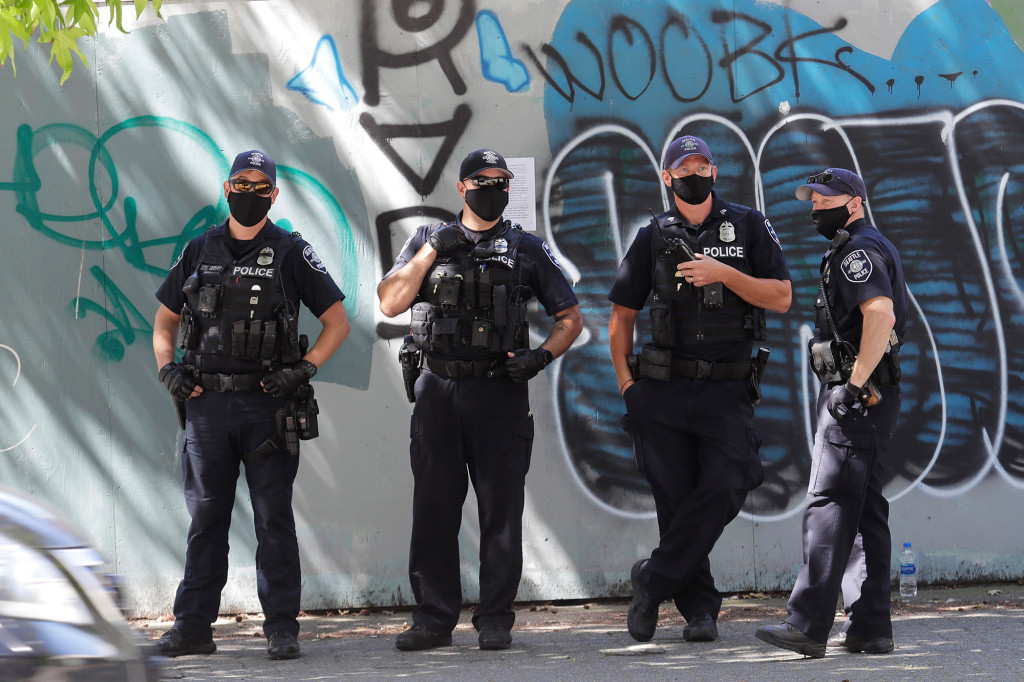 Seattle could lose 200 cops over city’s COVID-19 vaccine
mandate: report 1