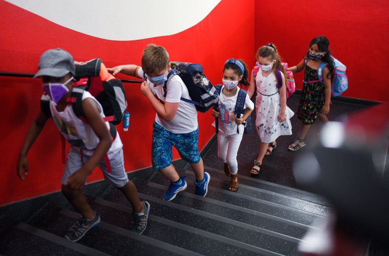 Mask Mandate Protesters Hold 'SHEEP' Signs, Taunt Tennessee
Students on Way Into Class 1