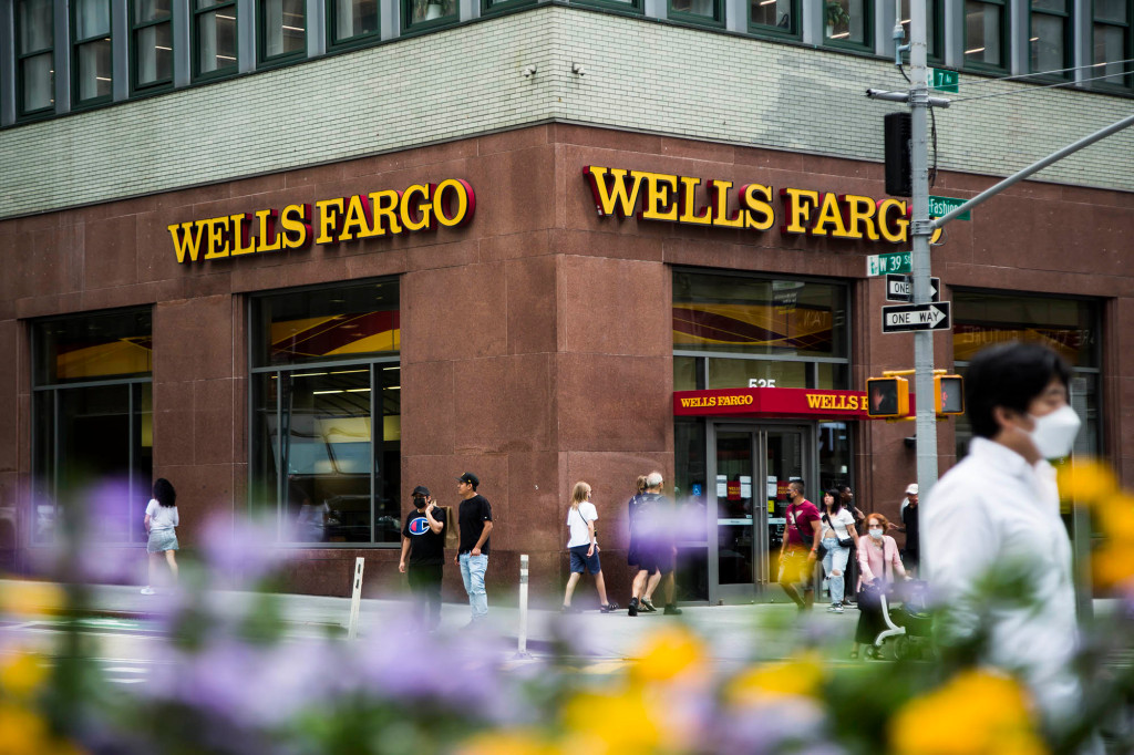 Wells Fargo delays return-to-office date until Nov.
1 1