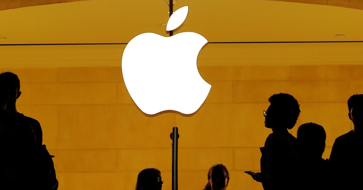 Security guard stabbed over mask policy dispute at NYC Apple
store, police say 1