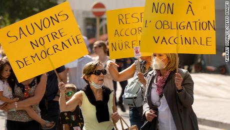 Protests as Italy's Covid pass becomes mandatory for
workers 1