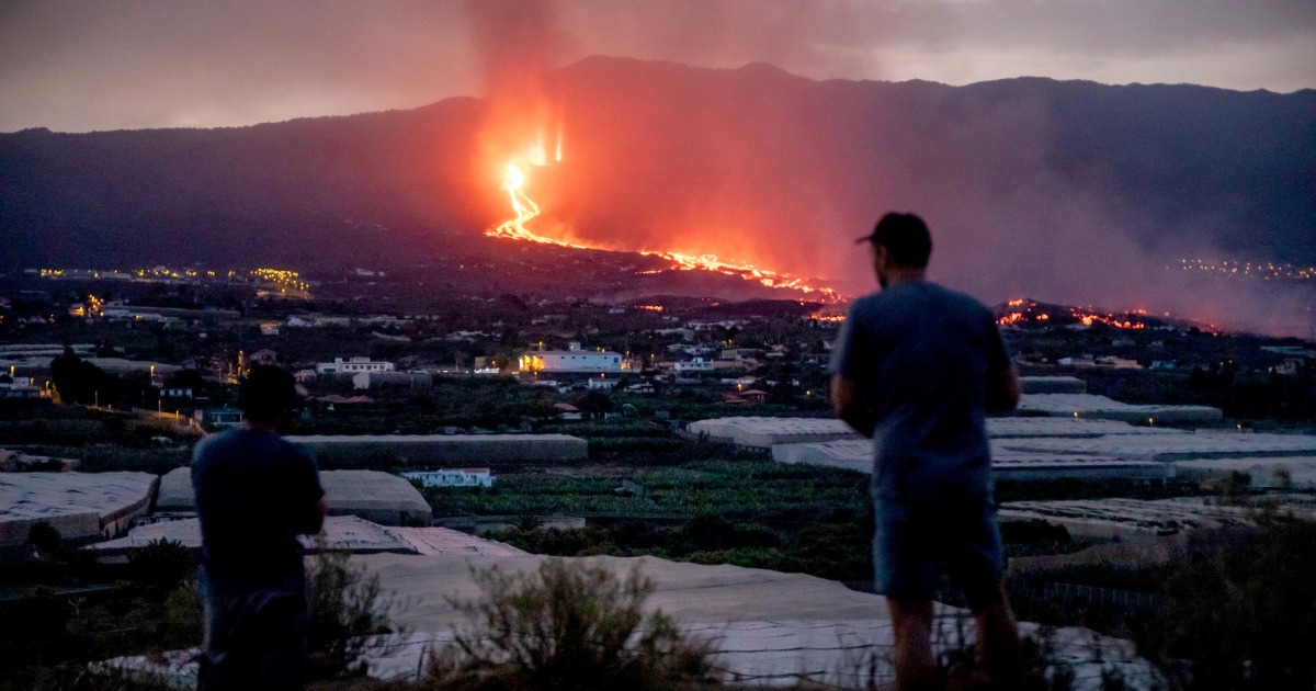 Erupting Spanish island volcano blows open new
fissure 1