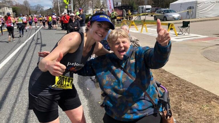 Amy Comander is running to support cancer patients impacted
by the COVID-19 pandemic 1
