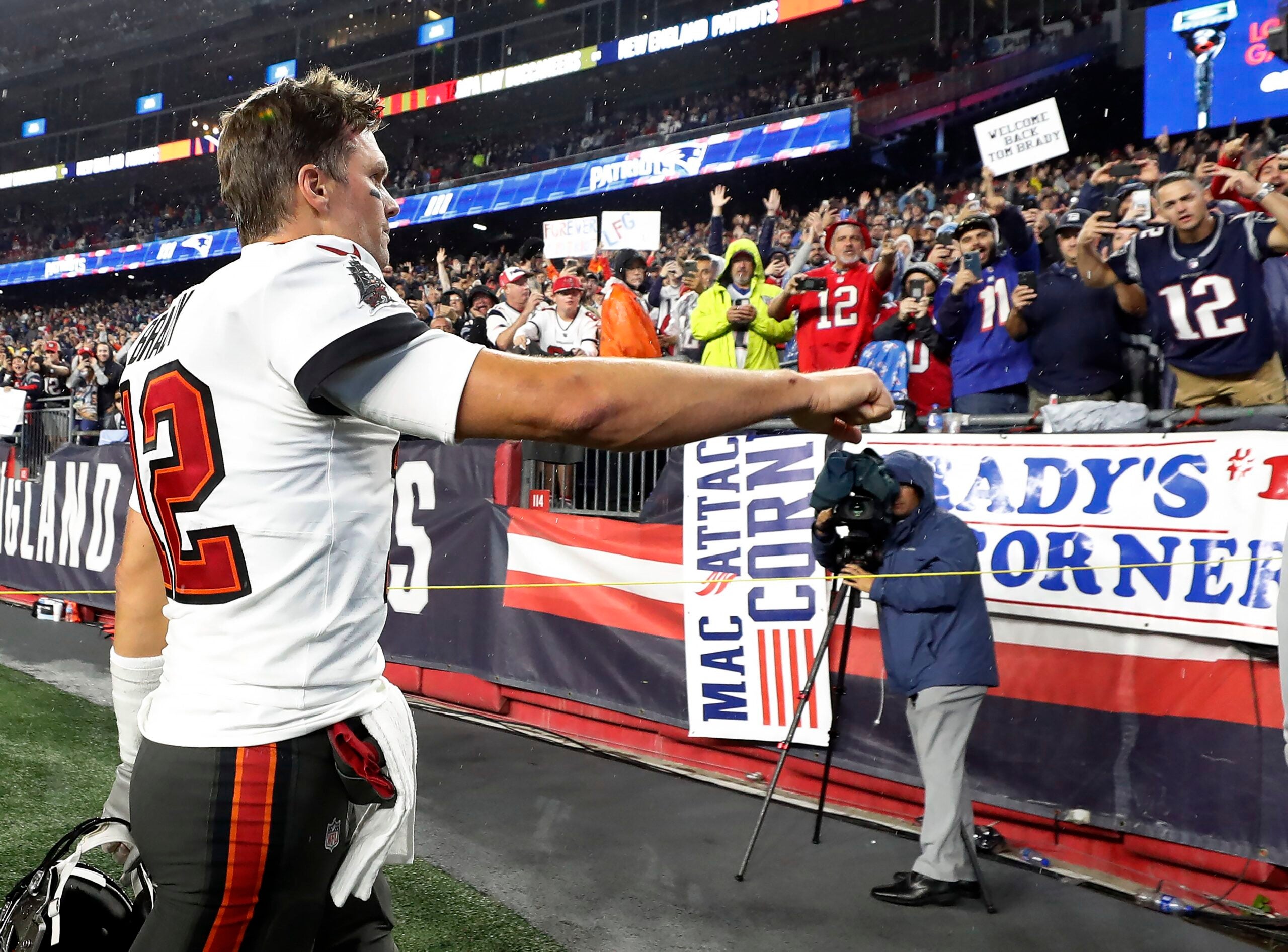 Watch as Tom Brady gets ovation from Patriots crowd in
return 1