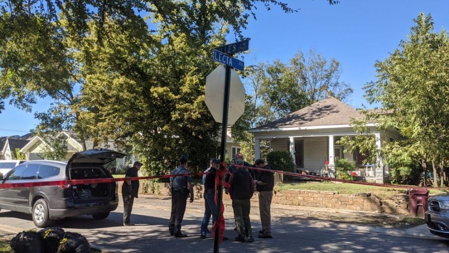 At least 3 dead after knife attack on Arkansas police
officer, authorities say 1