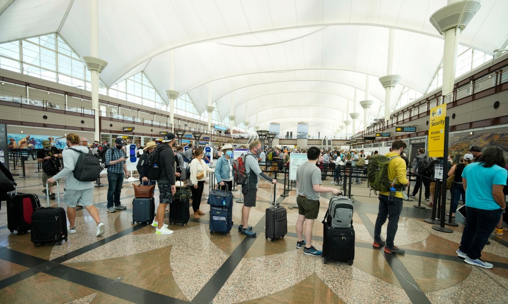 Pikes Peak Shuttle Lot at DIA to temporarily open this
weekend 1