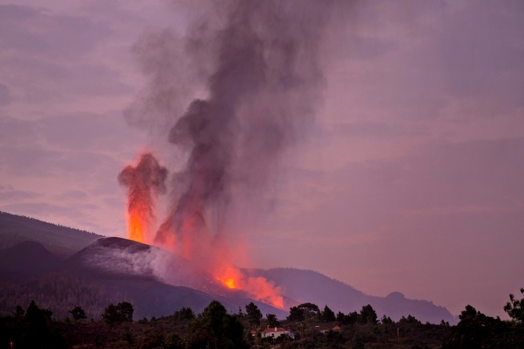 Erupting Spanish island volcano blows open new
fissure 1
