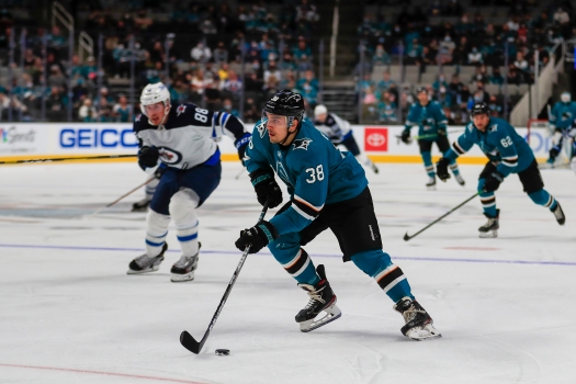 Sharks 4, Jets 3: Game-changing moment leads to crazy
season-opening win 1