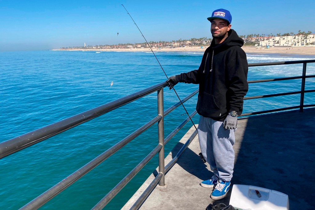 California’s ‘Surf City USA’ beach reopens after oil
spill 1
