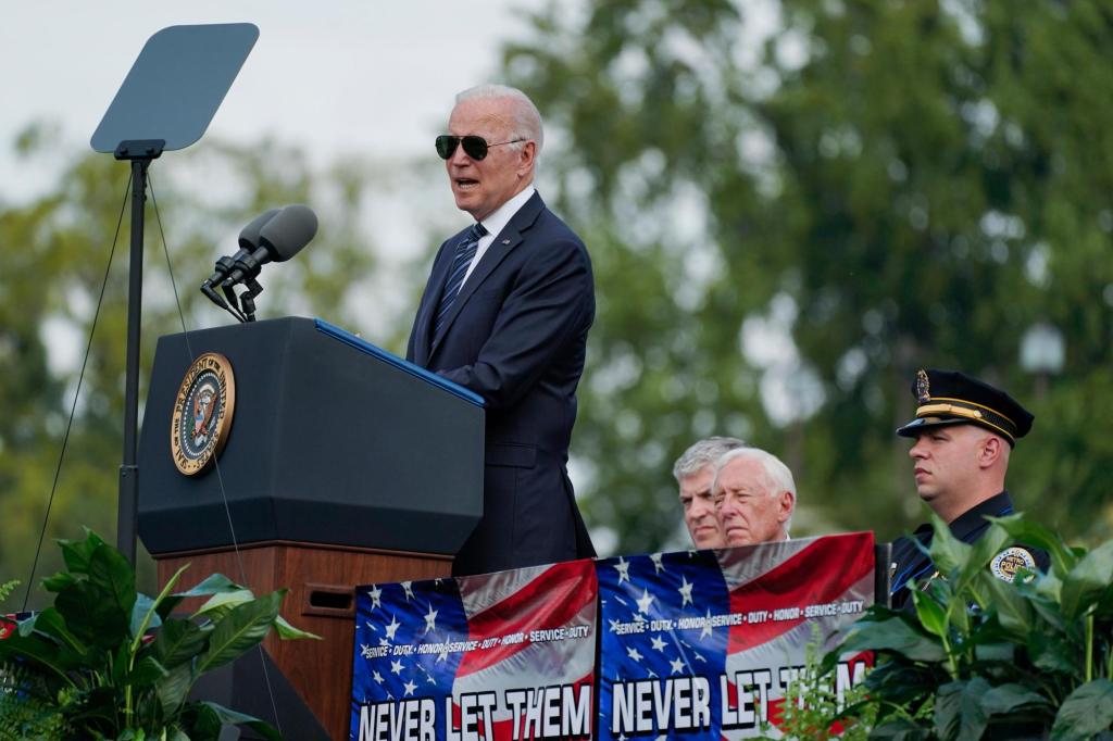 Biden: “Democracy survived” Capitol riot because of
police 1