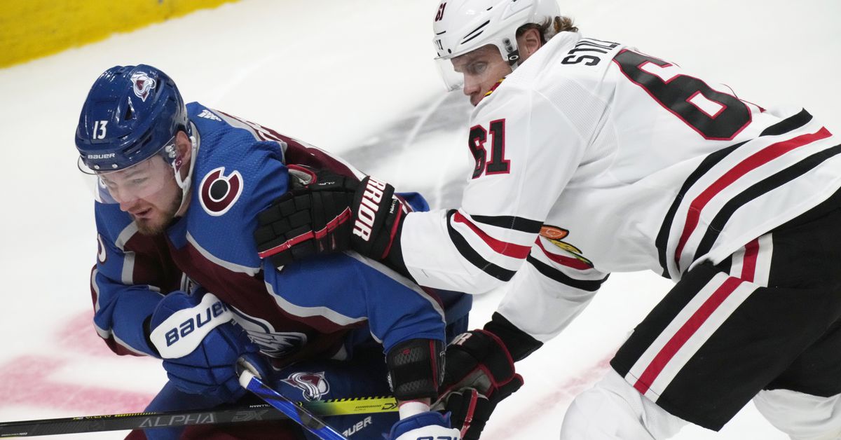Blackhawks start poorly, lose to Avalanche in season
opener 1