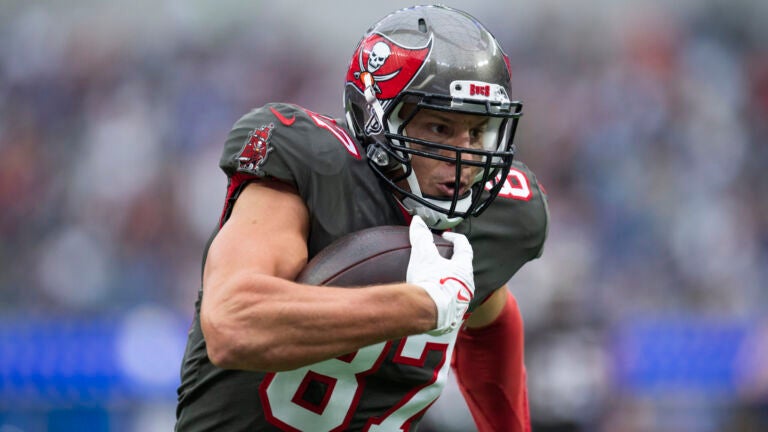 Buccaneers hoped Rob Gronkowski could play vs. Patriots
despite ‘multiple’ broken ribs 1