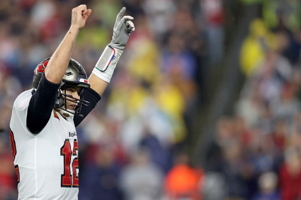 Tom Brady rallies Buccaneers by Patriots in New England
return 1